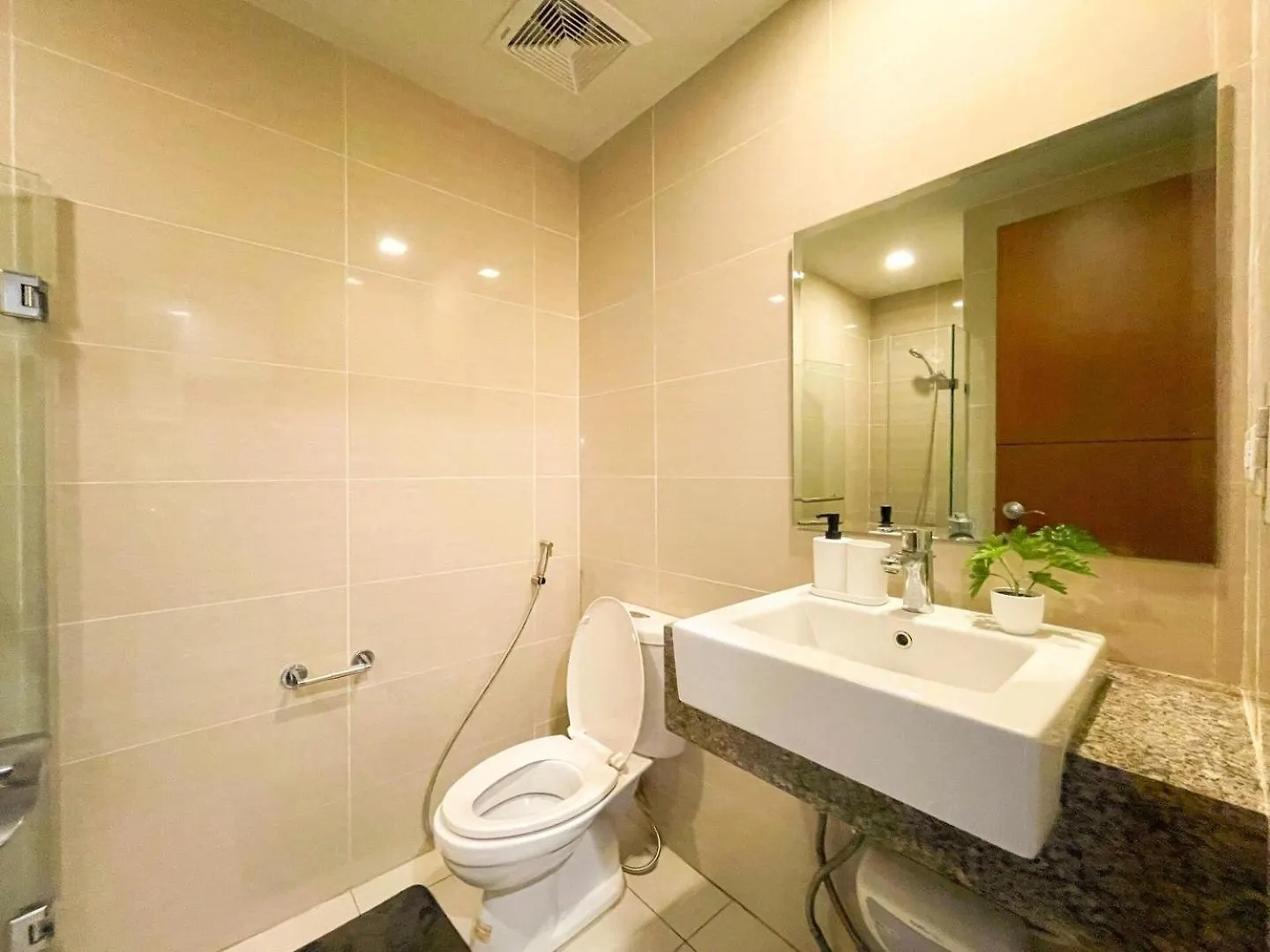 Chillhive Condo In Bgc Near Uptown Mall #Ournw17A Manila
