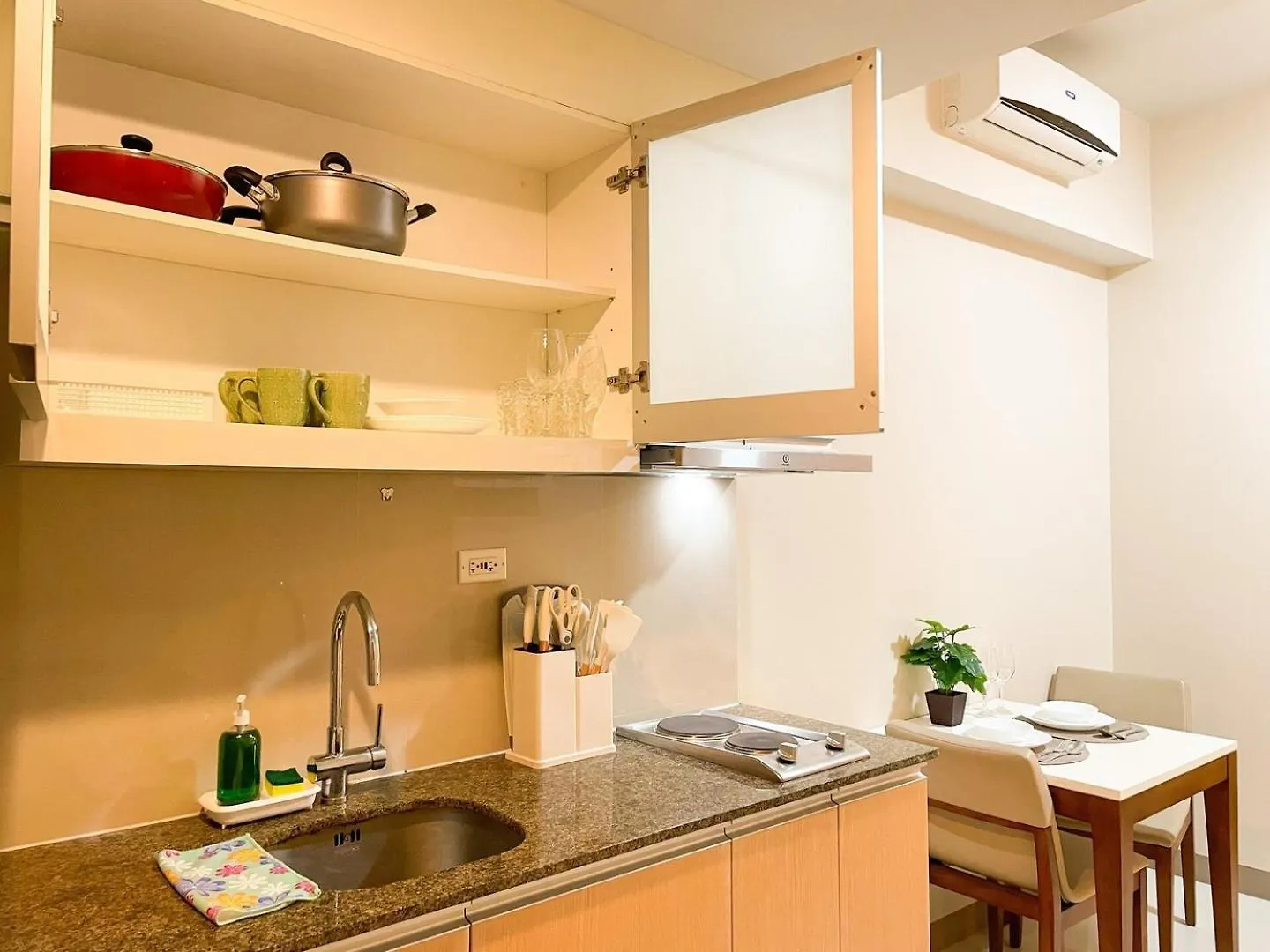 Chillhive Condo In Bgc Near Uptown Mall #Ournw17A Manila Philippines